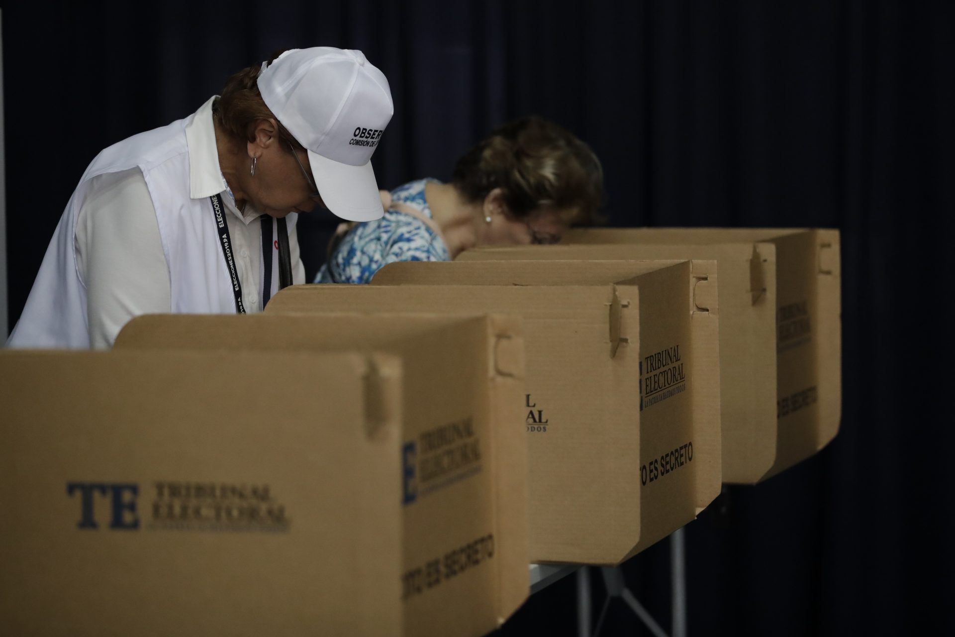 Personas votan durante una jornada electoral en Ciudad de Panamá (Panamá), en una fotografía de archivo. EFE/Bienvenido Velasco