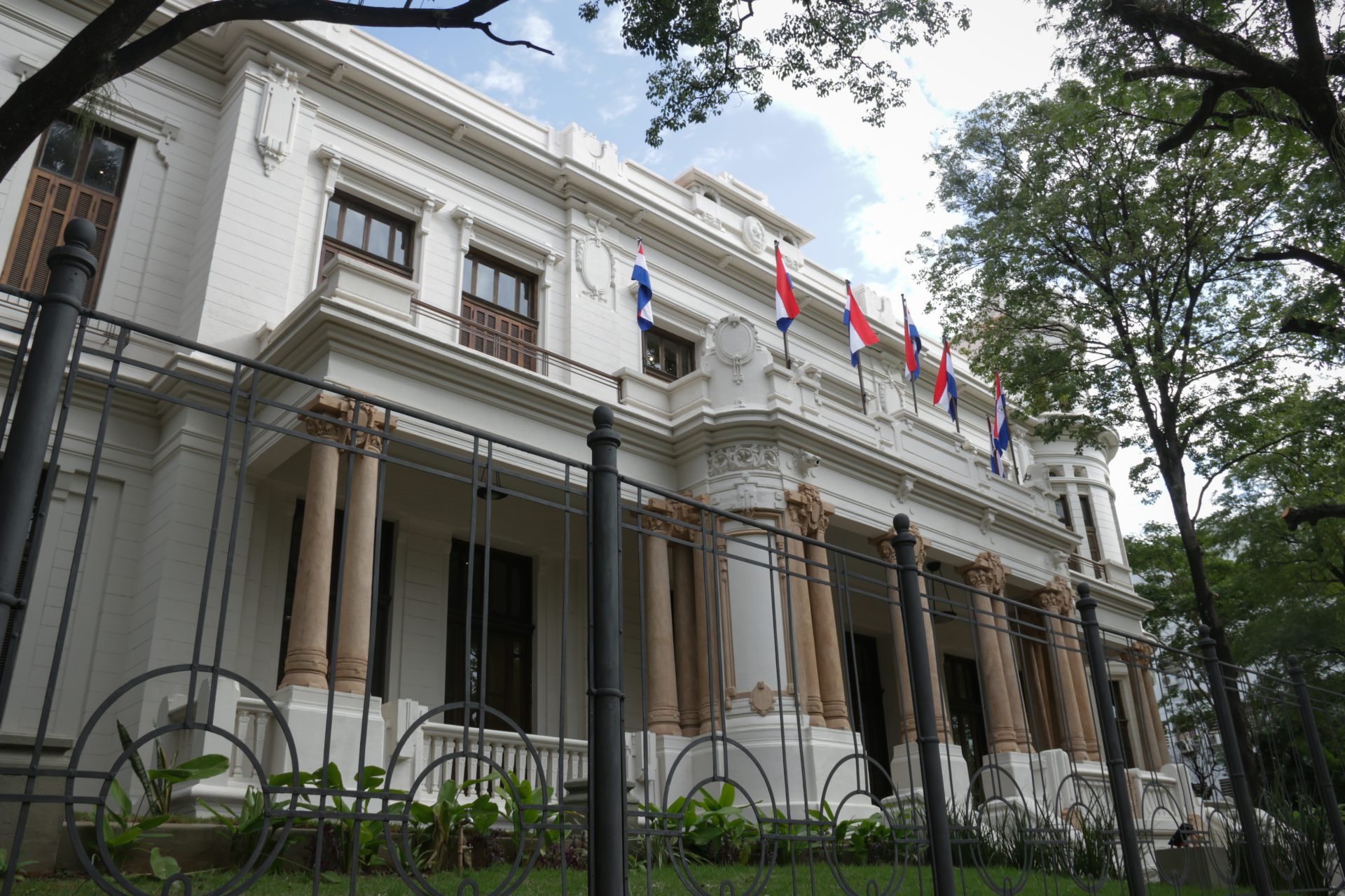 Fotografía del 13 de junio 2023 de la fachada del palacete Villa Rosalba, sede alternativa del Gobierno de Paraguay, en Asución (Paraguay). EFE/Rubén Peña