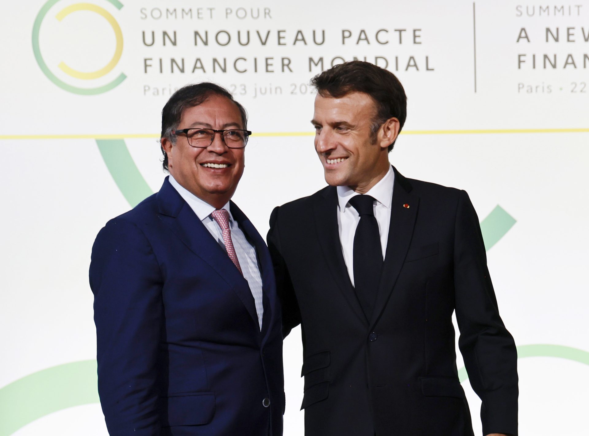 El presidente de Colombia, Gustavo Petro, junto a su homógolo francés, Emmanuel Macron, a su llegada a la cumbre para un nuevo pacto financiero mundial, este 22 de junio de 2023, en París. EFE/Ludovic Marin