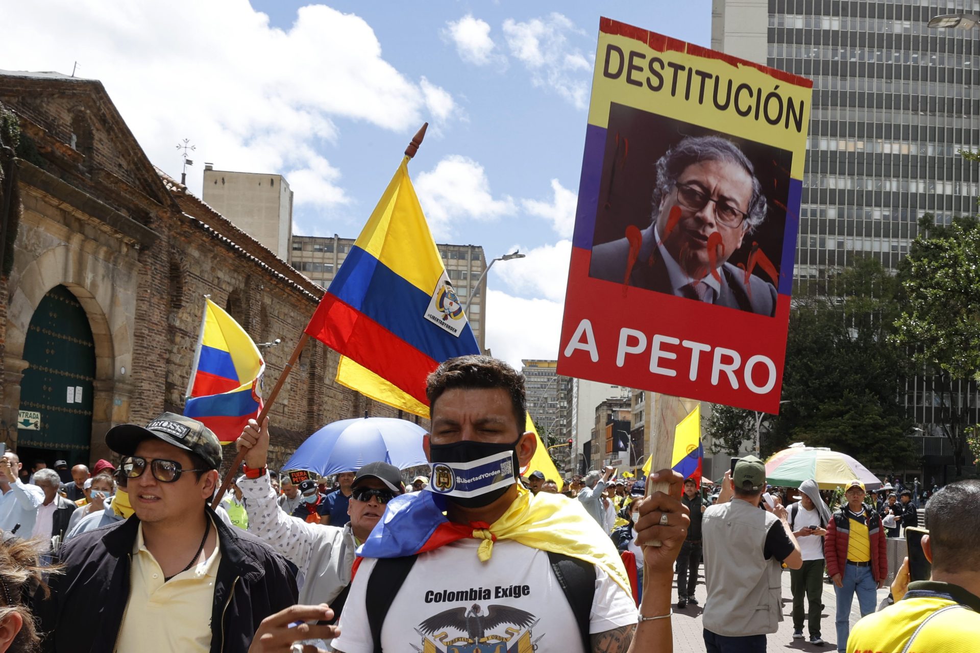 Manifestantes con pancartas y arengas en contra del Gobierno de Gustavo Petro, recorren hoy, en Bogotá (Colombia). EFE/Mauricio Dueñas