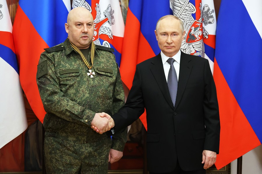 El presidente ruso, Vladimir Putin (D) y el general Sergei Surovikin, en una imagen de archivo.