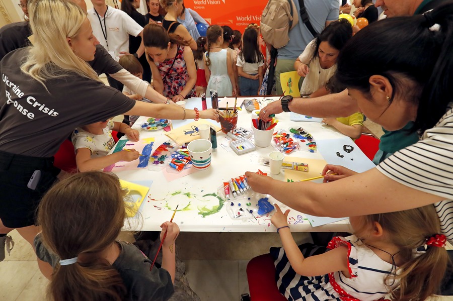 Niños refugiados ucranianos en un taller de pintura organizado por la ONG 'Ukraine Crisis Response' durante el programa Open Doors For Children en Bucarest, el pasado 1 de junio