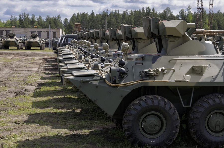 Vehículos blindados de transporte en los arsenales y la base de almacenamiento del Distrito Militar Occidental de Rusia.