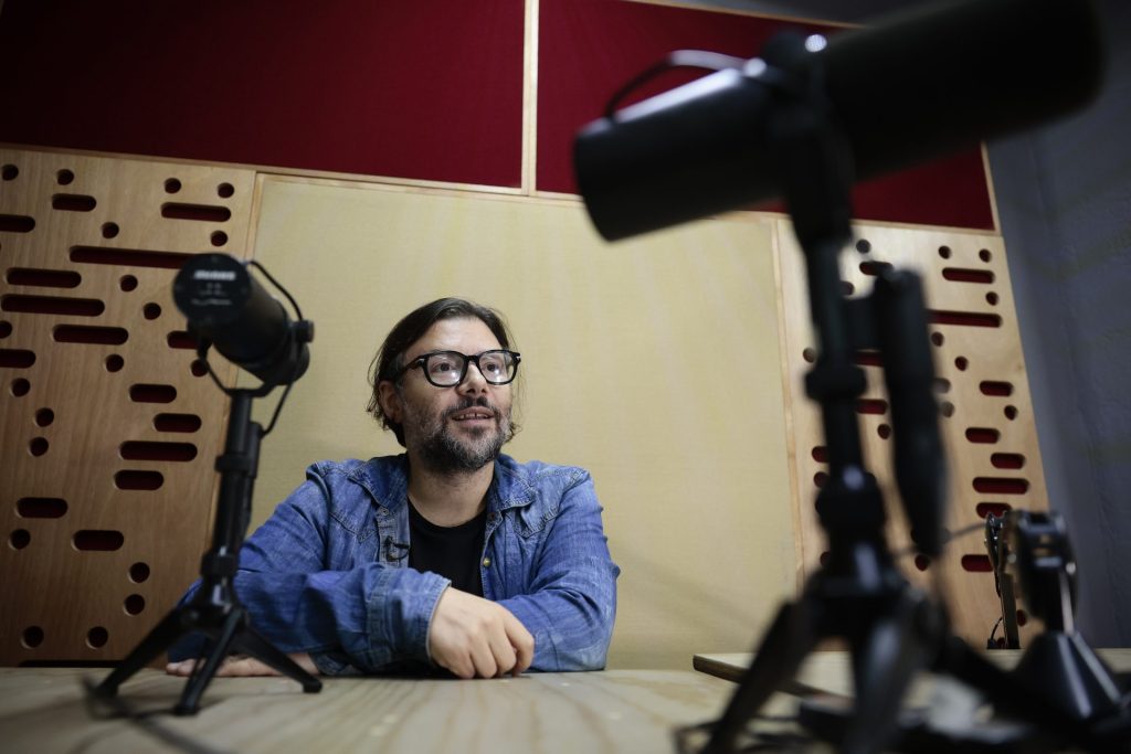 El cineasta y locutor mexicano Olallo Rubio habla durante una entrevista con EFE el 31 de mayo de 2023, en Ciudad de México (México). EFE/José Méndez