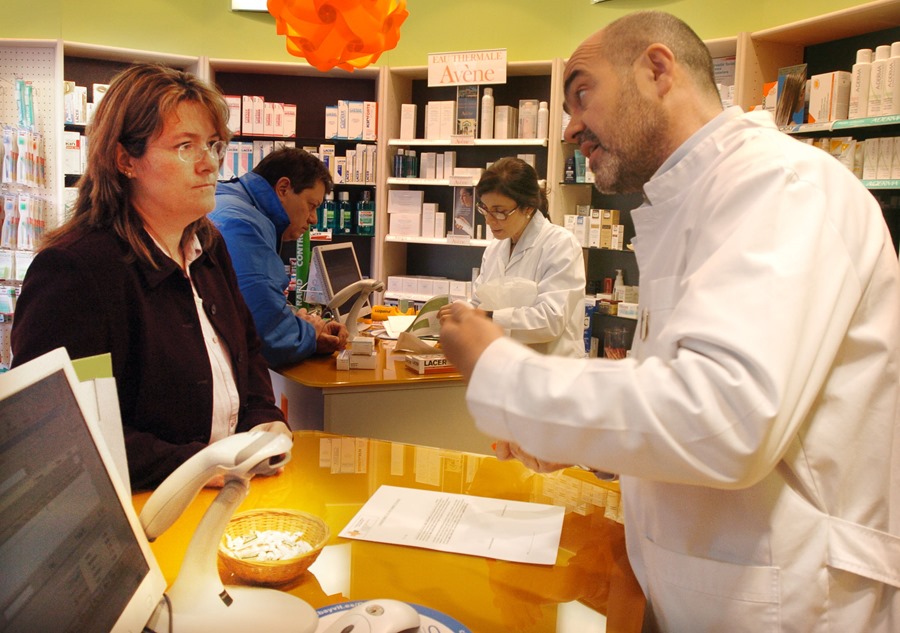 Imagen de archivo en la que un farmacéutico explicaba a una clienta el sistema piloto de venta de cannabis en pastillas bajo control hospitalario, puesto en marcha en Barcelona en 2005. 