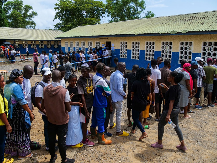 Colas para votar en Sierra Leona