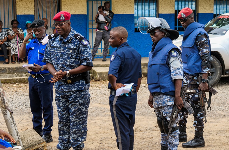 Miembros de las fuerzas de seguridad, a las afueras de un colegio electoral en Freetown.