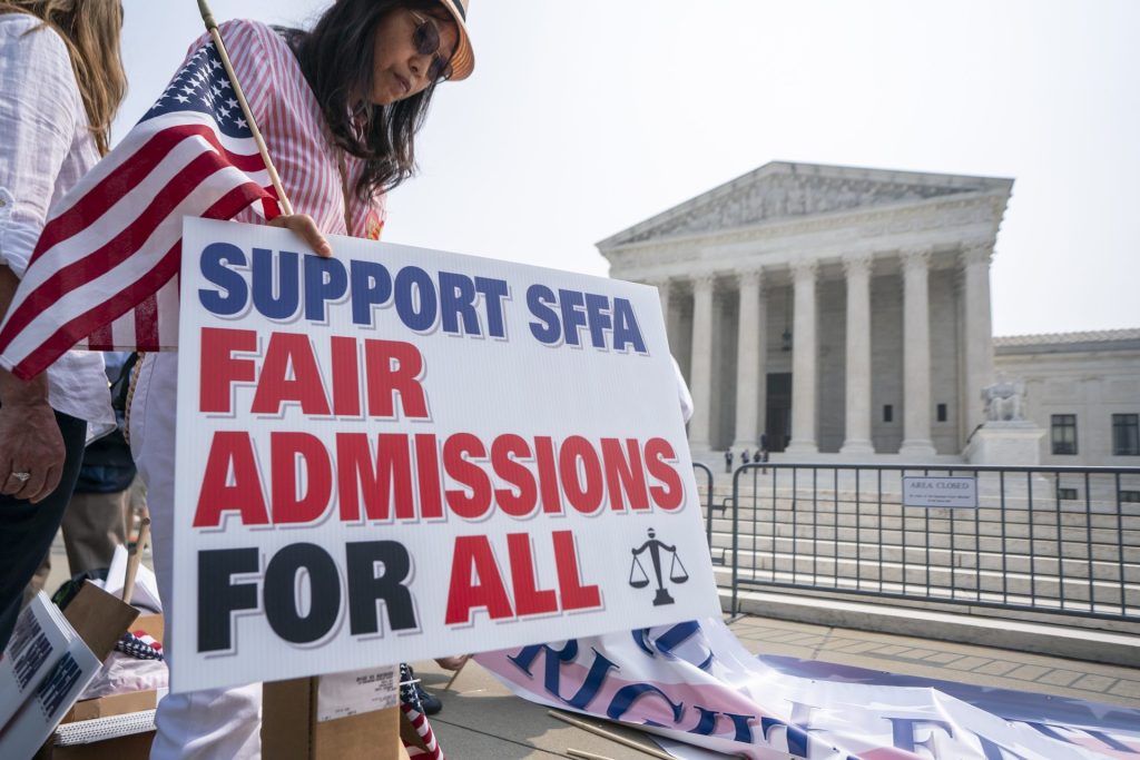 Fotografía de una manifestación ante el Tribunal Supremo de EE.UU., este 29 de junio de 2023, en Washington. EFE/Shawn Thew