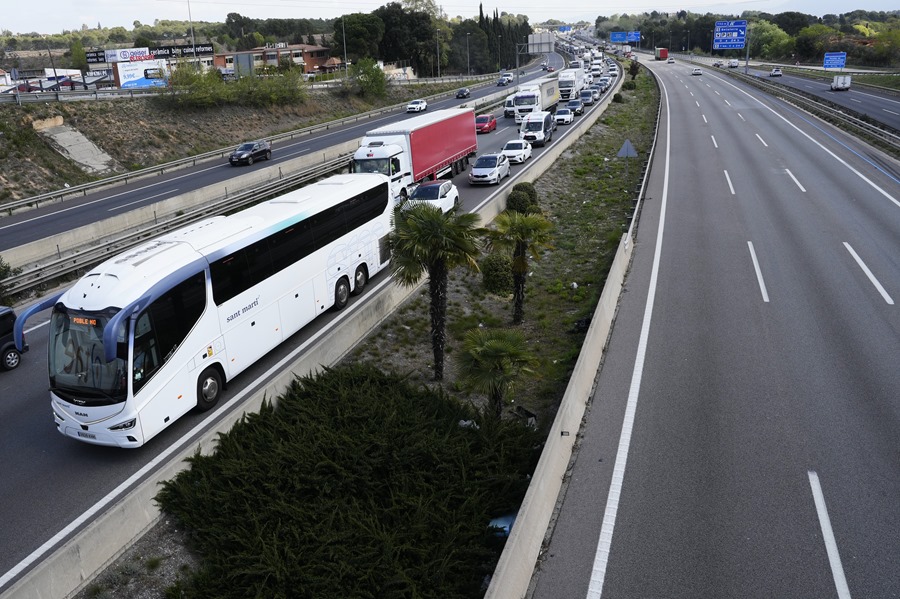  Aspecto del trafico en la AP7 a su paso por San Cugat del Valles dirección Tarragona, en la operación salida de Semana Santa, el pasado mes de abril