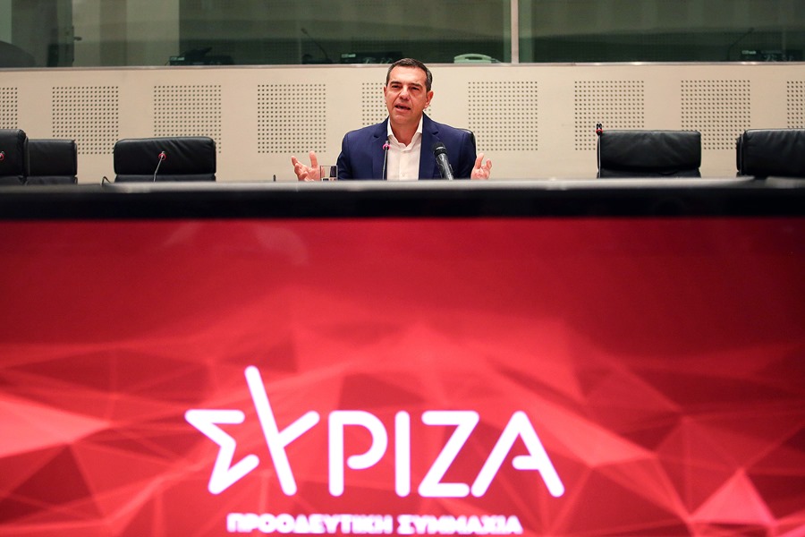 El líder de SYRIZA, Alexis Tsipras, anuncia su renuncia en una conferencia de prensa en Atenas