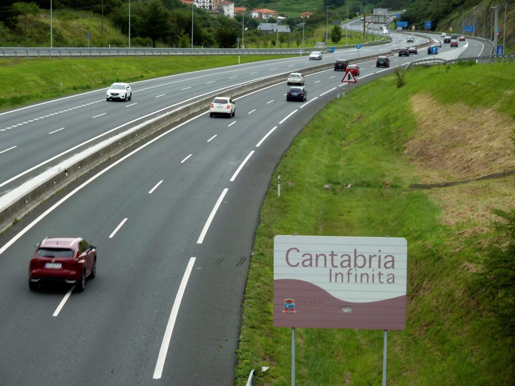 Highway A-8 in El Haya, border crossing between Cantabria and the Basque Country.  EFE / Miguel Ramos.