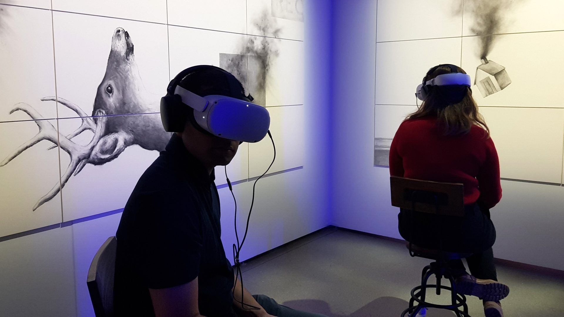 Unas personas llevan unas gafas de realidad virtual mientras visionan "Over the Rainbow", un cortometraje experimental creado por Craig Quintero y que compite en el Festival de Tribeca, el jueves 8 de junio en la sede del festival en Nueva York. EFE/Jorge Fuentelsaz