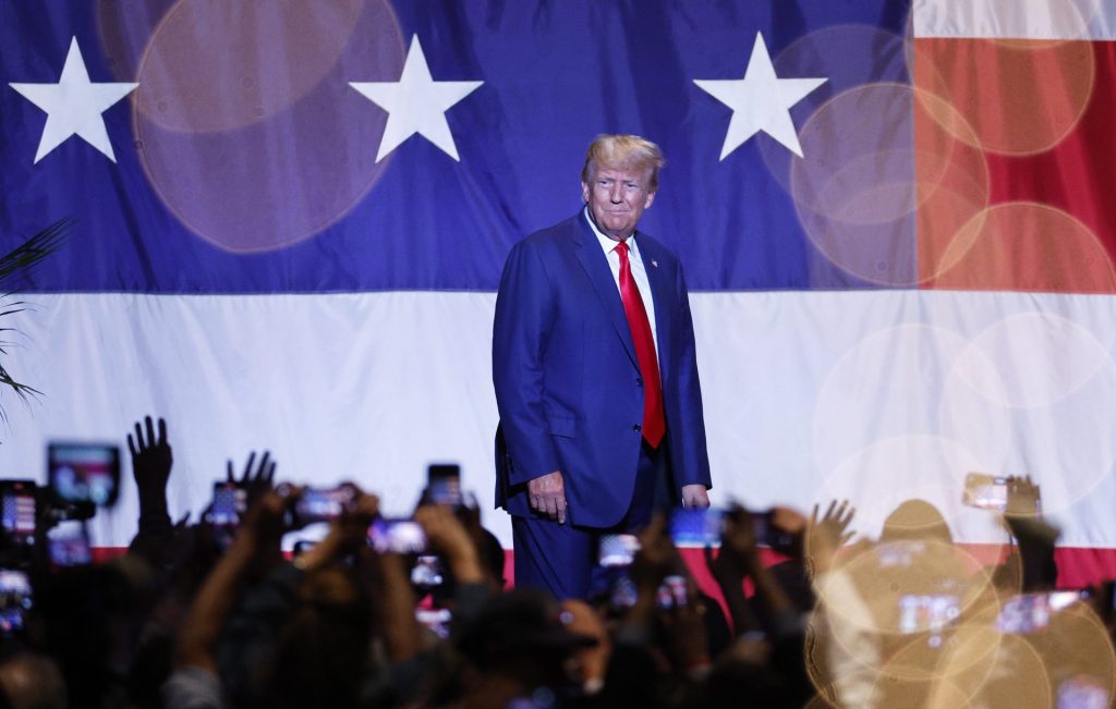 El expresidente estadounidense Donald Trump llega a un mitin en Columbus, Georgia, este 10 de junio de 2023. EFE/Erik S. Lesser