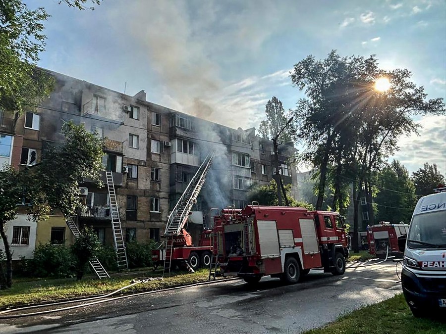 Imagen distribuida por la Policía Nacional de Ucrania de un camión de bomberos trabajando en un edificio residencial alcanzado en un ataque con misiles en Kryvyi Rih, región de Dnipropetrovsk, Ucrania central