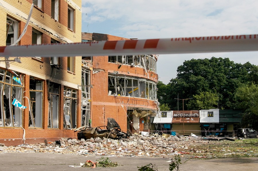 Un bloque de apartamentos dañado tras un ataque con misiles en Odesa, sur de Ucrania, este 14 de junio