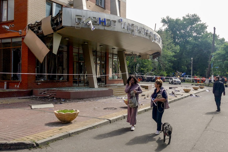 Varias personas pasan frente a un edificio dañado en un ataque con misiles en Odesa, en el sur de Ucrania, este 14 de junio