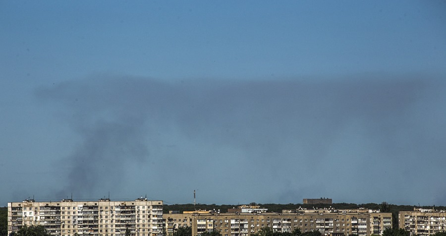 Vista desde Járkov de una columna de humo en la ciudad de Shebekino, en la región rusa de Belgorod, este pasado 4 de junio.