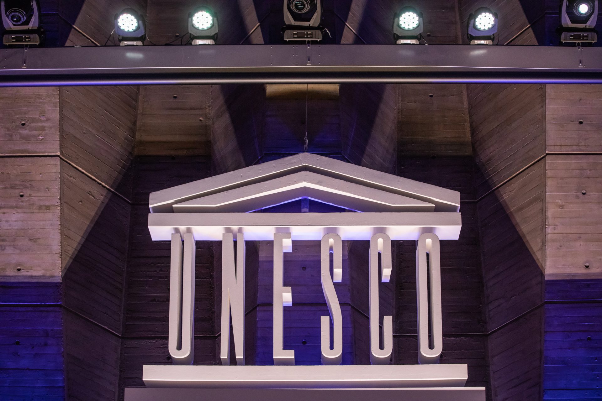 Vista del logo de la Unesco en su sede en París, en una fotografía de archivo. EFE/Christophe Petit Tesson