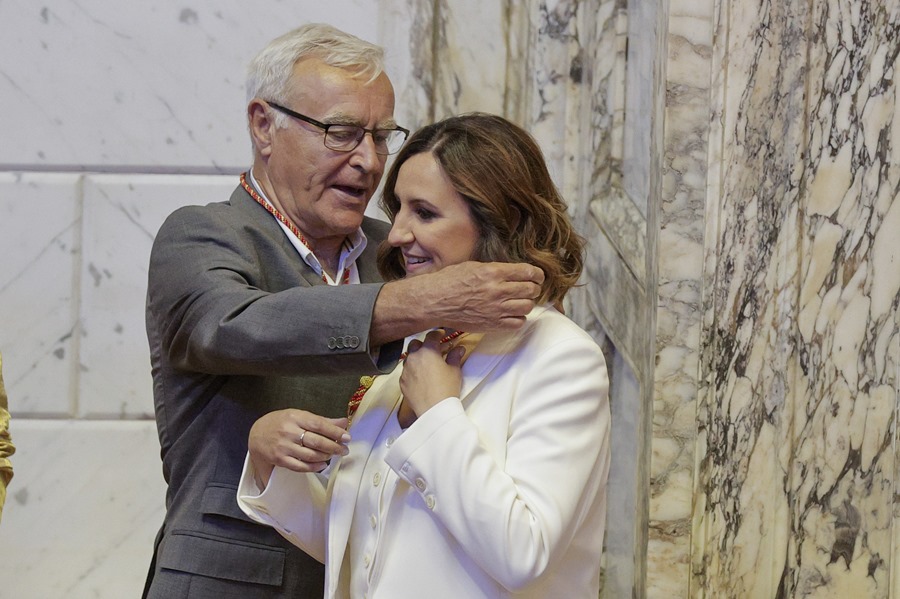 El, hasta hoy, alcalde Valencia, Joan Ribó, impone el cordón de concejala a la alcaldesa electa, Maria José Catalá, durante el pleno de constitución del nuevo Ayuntamiento