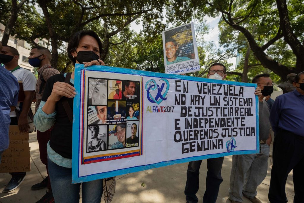 Varias personas participan en una manifestación que reclama justicia en Caracas (Venezuela), en una fotografía de archivo. EFE/Rayner Peña R