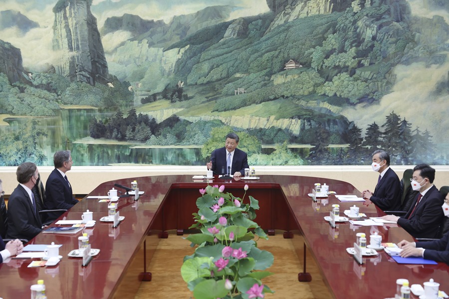 El presidente chino, Xi Jinping (c), durante la reunión con el secretario de Estado estadounidense, Antony Blinken (2-i), en Pekín