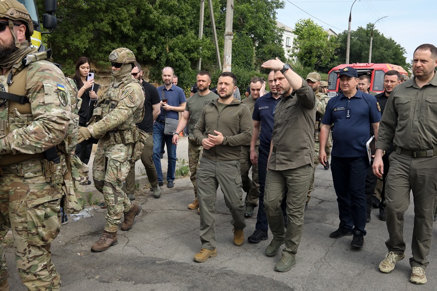 El presidente ucraniano Volodymyr Zelenski (C-i) con el jefe de la Policía Nacional de Ucrania, durante una visita a Jersón este 8 de junio.
