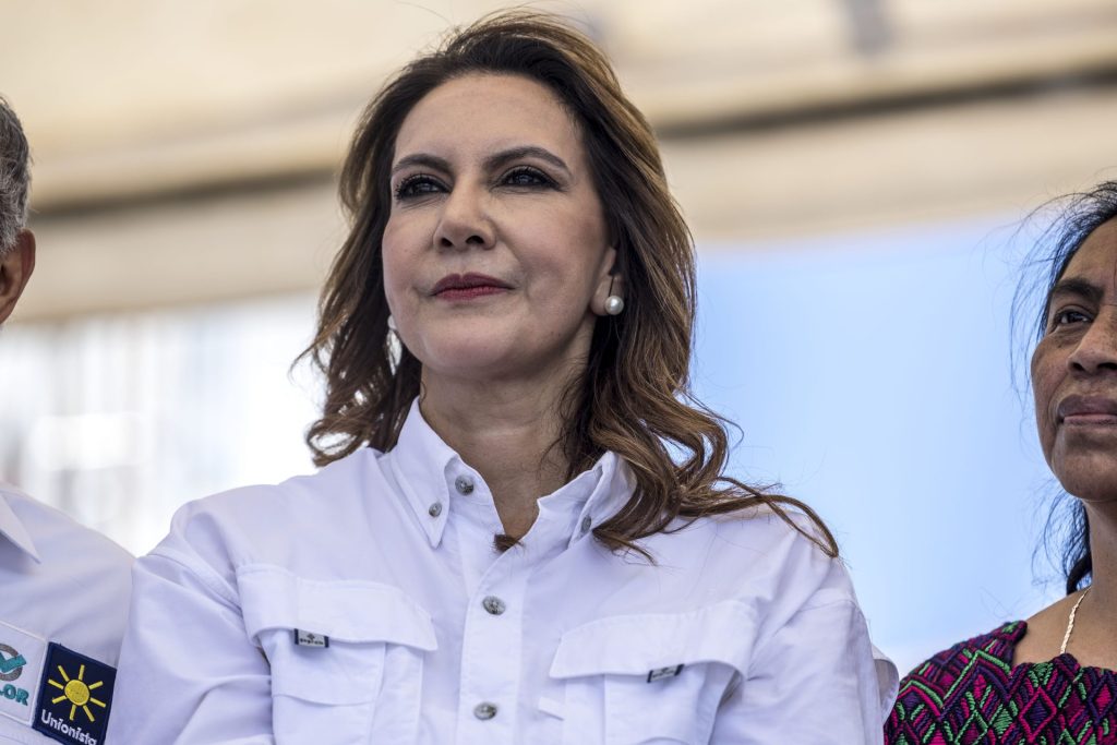 La candidata presidencial conservadora Zury Ríos Sosa, hija del dictador golpista Efraín Ríos Montt, durante un acto de campaña el 17 de junio de 2023 en San Miguel Dueñas (Guatemala). EFE/Esteban Biba