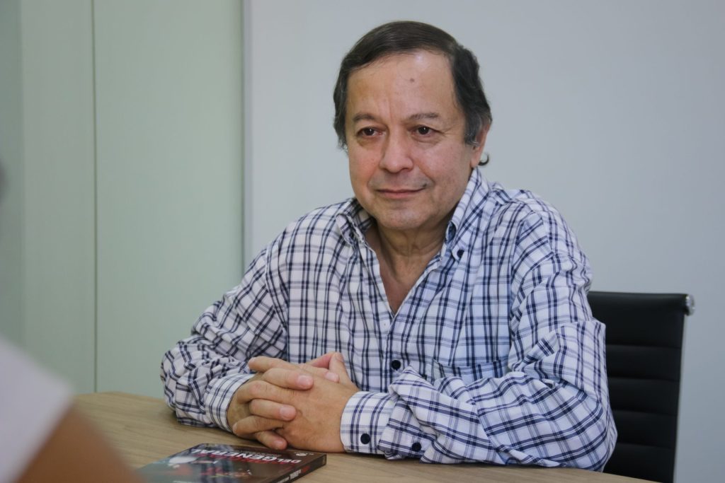 El escritor paraguayo Andrés Colman habla en una entrevista con EFE sobre su libro que muestra el abuso a niñas durante la dictadura de Alfredo Stroessner, el 7 de junio de 2023, en Asunción (Paraguay). EFE/Rubén Peña