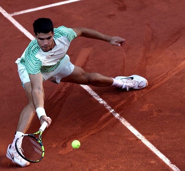 El tenista Carlos Alcaraz en un partido contra Lorenzo Musetti en el Roland Garros.