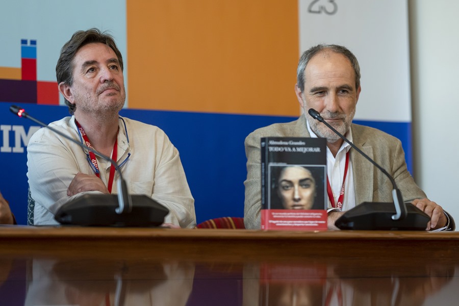 El poeta y director del Instituto Cervantes, Luis García Montero y el editor Juan Cerezo durante la presentación del homenaje póstumo a la escritora Almudena Grandes.