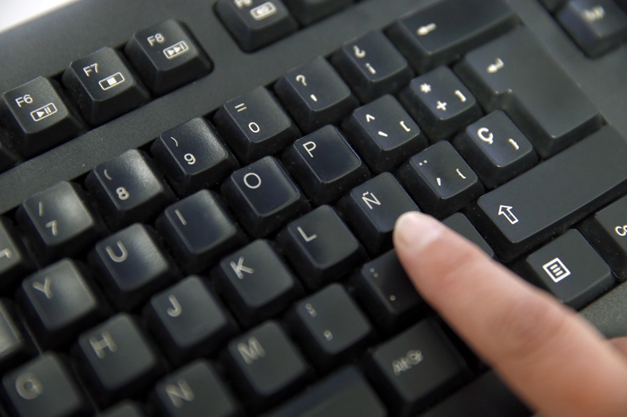 Un usuario en el teclado de un ordenador.