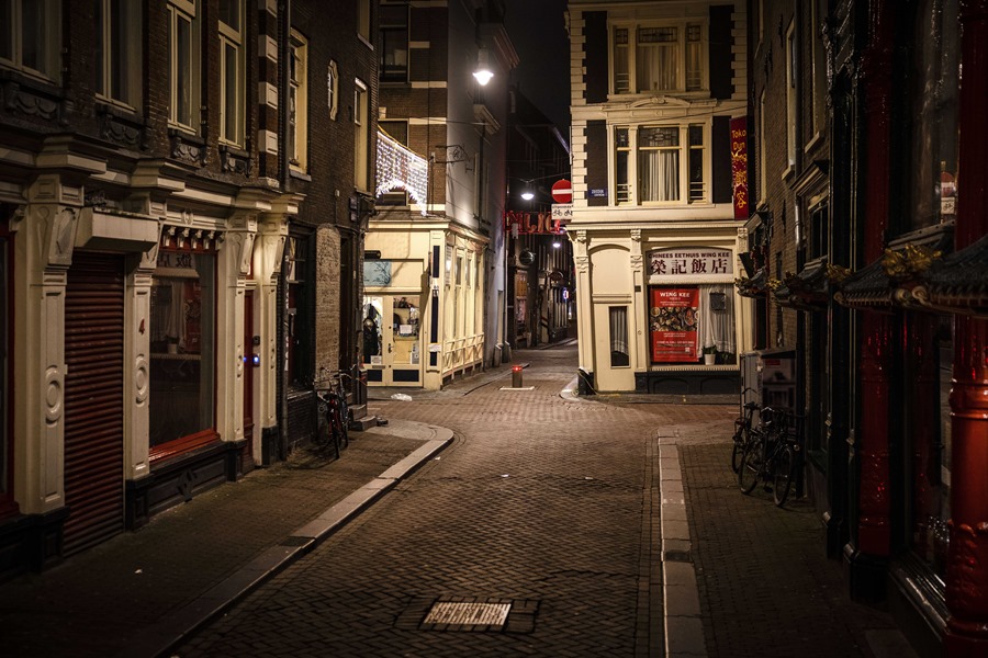 Una calle vacía en Ámsterdam, que ha prohibido llevar cuchillos por las calles tras varios casos de apuñalamientos.