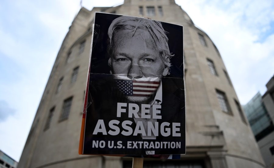 A British judge rejects Assange’s appeal against his extradition to the US.
