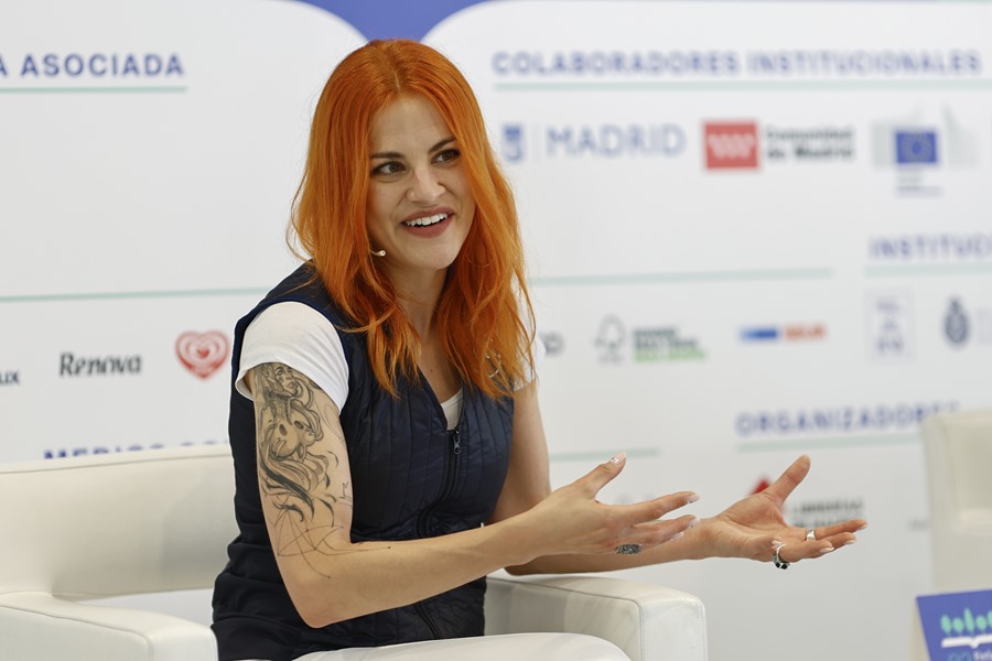La investigadora Sara García, miembro del grupo de astronautas reserva de la Agencia Espacial Europea, en la Feria del Libro de Madrid, este lunes.
