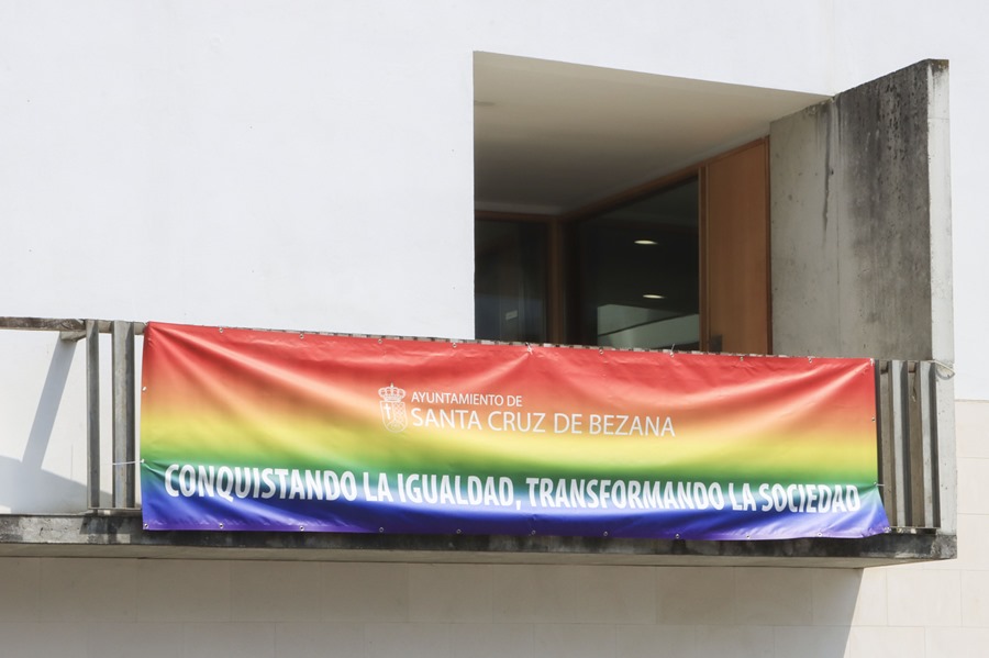 El quita y pon de banderas arcoíris: la irrupción de Vox marca el Día del Orgullo LGTBI+