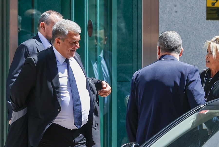 El presidente del FC Barcelona, Joan Laporta (i), a su salida de la Asamblea General de LaLiga. 