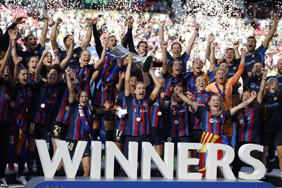 Las jugadoras del FC Barcelona celebran su victoria en la final de la Liga de Campeones Femenina ante el Wolfsburgo, este sábado en el Philips Stadion de Eindhoven.