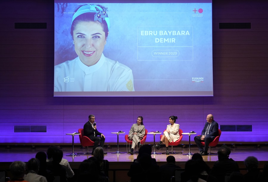 Imagen en una pantalla de la premiada con El Basque Culinary World Prize 2023, la chef Ebru Baybara.