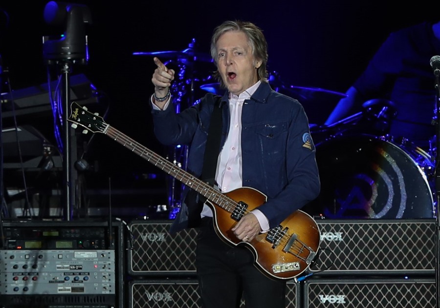 El bajista de los Beatles, Paul McCartney, durante un concierto.