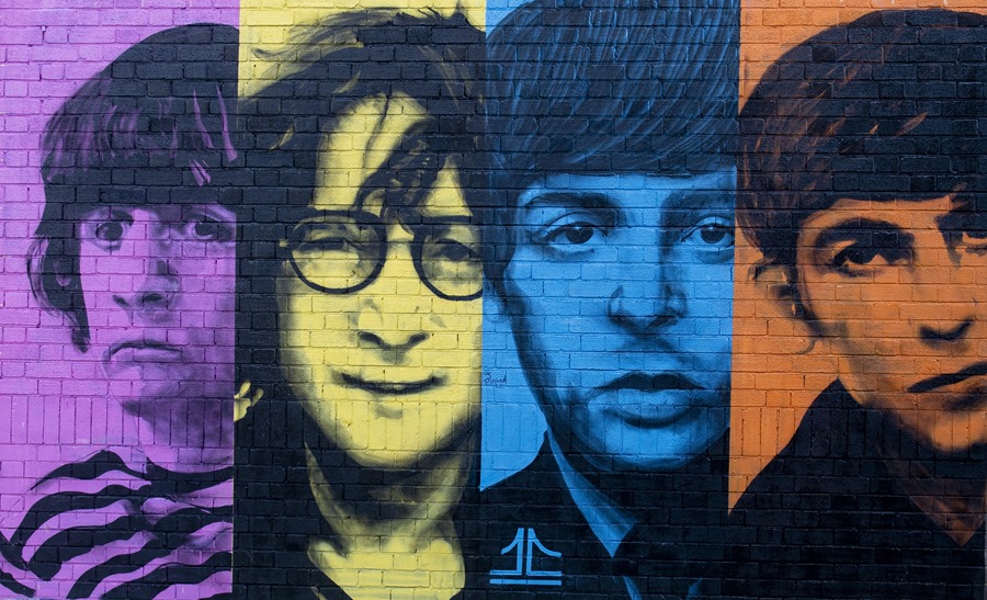 Un mural con las caras de los componentes de los Beatles.
