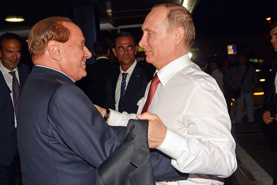 El presidente ruso, Vladímir Putin, y el ex primer ministro italiano Silvio Berlusconi (i) en el aeropuerto Fiumicino de Roma (Italia), en 2015.