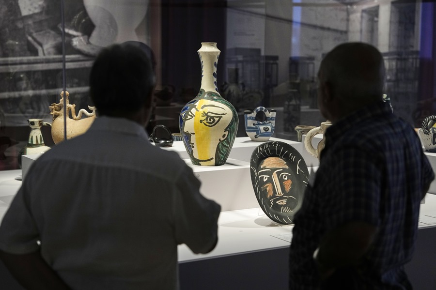El Museo del Diseño exhibe piezas de cerámica realizadas por Picasso. 