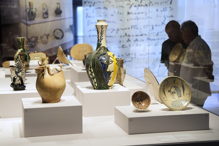 El Museo del Diseño exhibe piezas de cerámicas realizadas por Picasso. 