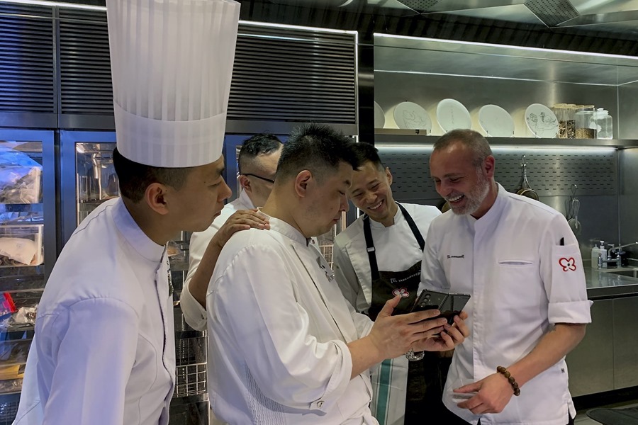 El cocinero Rodrigo de la Calle (d, en la imagen) y Dadong, uno de los chef chinos más aclamados, juntan sus cocinas en Pekín. 