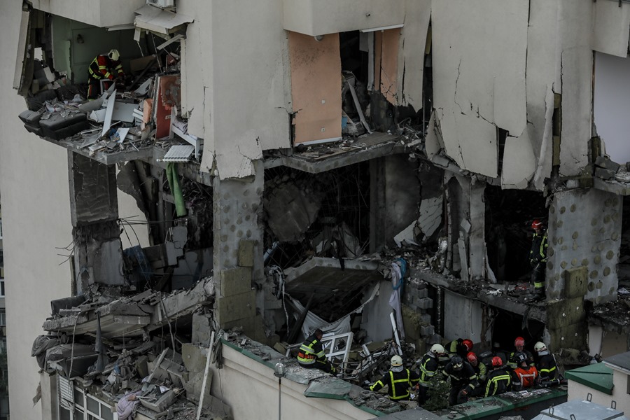 Imagen de daños ocasionados por un cohete en Kiev