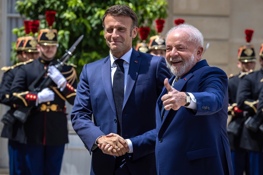 El presidente francés, Emmanuel Macron (i), junto al presidente de brasil, Luiz Inácio Lula da Silva (d) en la