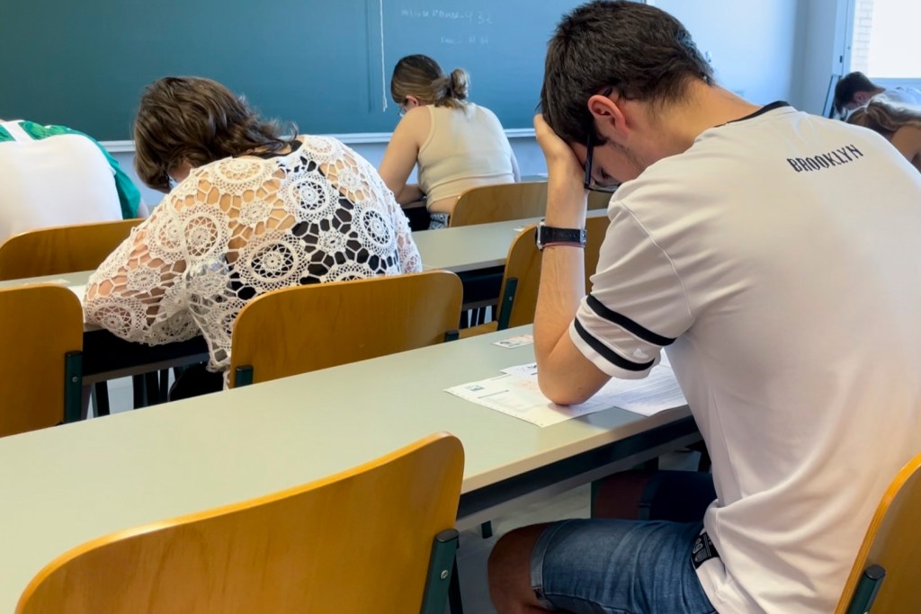 Varios estudiantes realizan un examen. 