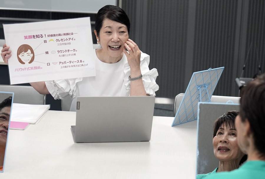 La entrenadora de sonrisas Keiko Kawano enseña a una mujer en un curso de formación de sonrisas en Tokio