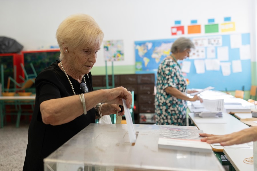 Una mujer deposita su voto en Tesalónica