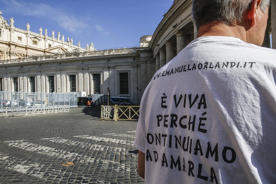 Un hombre con una camiseta sobre la búsqueda de la chica del Vaticano, Emanuela Orlandi, durante una concentración. 